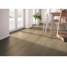 Heller Holzboden in einem hellen Raum mit Esstisch und Stühlen