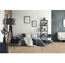 Schlafzimmer mit Bett, Stehlampe, Regal und Dekoration auf hellem Holzboden