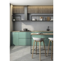 Helle Küche mit Kochinsel, Barhockern und modernen Schränken