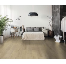 Heller Schlafzimmerraum mit Bett, Schreibtisch, Pflanze und hellem Holzboden