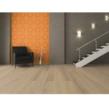 Beispielzimmer mit Sessel, Treppe und hellem Holzboden