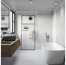 Modernes Badezimmer mit freistehender Badewanne, Waschtisch und Handtuchhalter