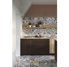 Küche mit Boden- und Wandfliesen im Patchwork-Stil, Holzschrank und Regal