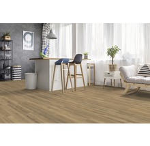 Wohnraum mit Laminatboden, Barhockern und Dekoration