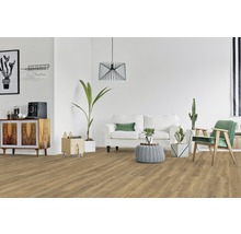 Wohnzimmer mit Laminatboden, Sofa, Sessel und Dekoration