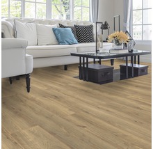 Heller Wohnraum mit Laminatboden in Holzoptik, Sofa und Tisch