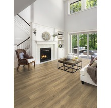 Heller Wohnraum mit Kamin, Treppe, Fensterfront und Laminatboden.