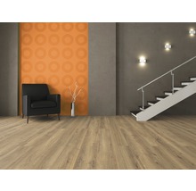 Wohnraum mit Laminatboden, Sessel und Treppe