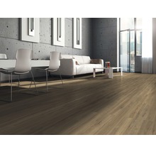 Helles Wohnzimmer mit Holzboden, Sofa und Stühlen.