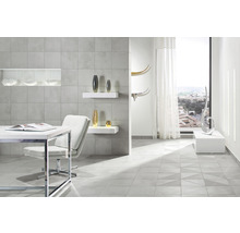 Heller Raum mit Fliesenboden, Tisch, Stuhl und Dekoration