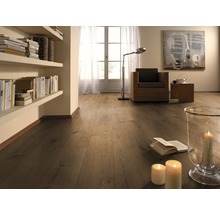 Wohnzimmer mit Holzboden, Bücherregal und Leseecke