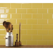 Wandfliesen im Stil einer U-Bahn mit Küchenutensilien