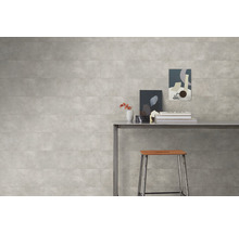 Wandgestaltung mit grauen Wandpaneelen und Dekorationen auf einem Tisch