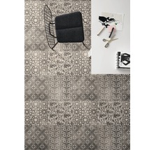 Ansicht von Fliesen mit floralen Mustern, einem Stuhl und einem Schreibtisch