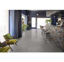 Heller Raum mit Fliesenboden, Bar und Hockern