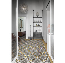 Flur mit gemusterten Fliesen, Regal und dekorativen Objekten.