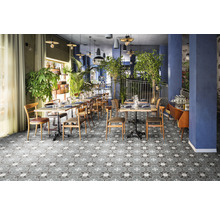 Elegantes Restaurant mit Tischen und Stühlen auf einem Boden mit Fliesenmuster