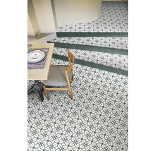 Szene mit gemusterten Bodenfliesen auf Boden und Treppe, Tisch und Stuhl.