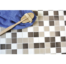 Mosaikfliesen mit Handbürste und Handtuch