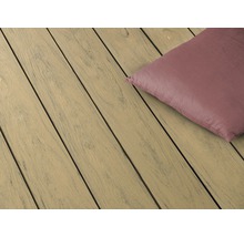 Terrassendielen und Kissen