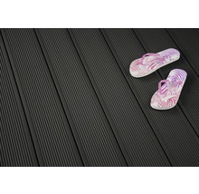 Dunkelgraue Terrassendielen mit einem Paar Zehentrennern