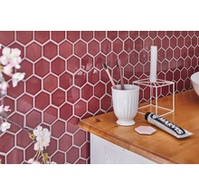 Badezimmer Szene mit sechseckigen Fliesen, Zahnbürsten, Zahncreme und Dekoration auf einem Waschtisch