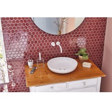 Modernes Badezimmer mit runden Spiegel, Aufsatzwaschbecken und sechseckigen Wandfliesen