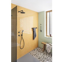 Badezimmer mit Dusche, Armaturen und sechseckigen Fliesen an Wand und Boden