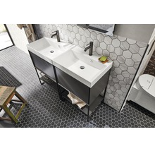 Badezimmer mit Doppelwaschtisch, Unterschrank, Armaturen und sechseckigen Fliesen an Wand und Boden