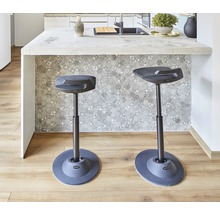 Zwei Stehhilfen vor einer Küchentheke mit Spüle