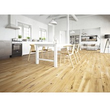 Heller Wohnraum mit Holzboden, Esstisch und Stühlen