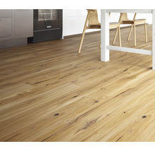 Verlegtes Holzbodenparkett im Küchenbereich unter Tisch und Stühlen.