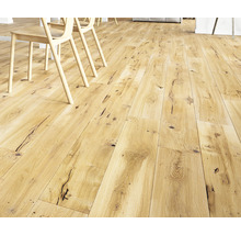 Verlegtes Holzlaminat mit Stühlen in einem hellen Raum