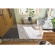 Helles Badezimmer mit Dusche, Badewanne, Sitzbank und Zimmerpflanzen