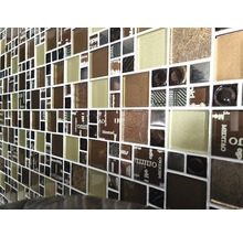 Nahaufnahme einer Mosaikwand mit braunen, goldenen und silberfarbenen Glasfliesen