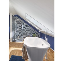 Badezimmer mit Badewanne, Dusche und Dachfenster in einem Haus