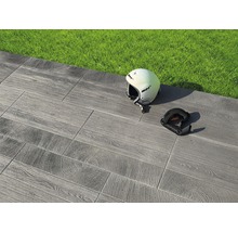 Terrassenplatten in Holzoptik mit Skihelm und Skibrille