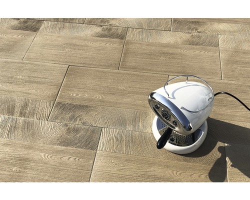 Bodenfliesen in Holzoptik mit Kaffeemaschine