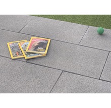 Terrassenplatten aus Stein mit Zeitschriften