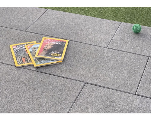 Terrassenplatten aus Stein mit Zeitschriften