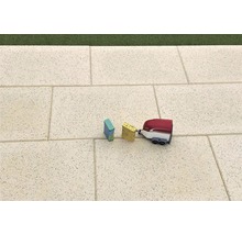 Spielzeugfiguren auf Pflastersteinen im Außenbereich