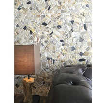 Wandgestaltung mit Natursteinoptik, kombiniert mit Lampe und Ledersofa