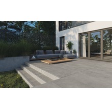 Terrasse mit Betonplatten, Stufen und Lounge-Bereich im Garten