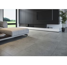 Heller Wohnraum mit grauen Bodenfliesen, Couchtisch und TV-Wand