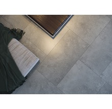 Verlegung von Bodenfliesen im Wohnzimmer