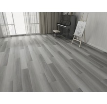 Heller Raum mit grauem Holzboden, Klavier und Staffelei