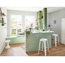 Heller Raum mit Sitzfenster, Bar und Barhockern, dekoriert mit Pflanzen