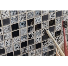 Detailaufnahme von Mosaikfliesen mit verschiedenen Mustern und zwei Zahnbürsten