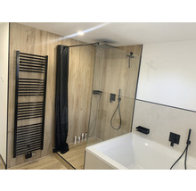 Modernes Badezimmer mit Dusche, Badewanne und Handtuchwärmer