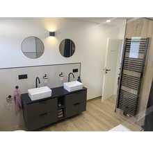 Modernes Badezimmer mit Doppelwaschbecken, Spiegeln und Handtuchwärmer